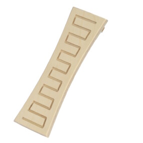 Das Foto zeigt eine Hamsterleiter aus Holz, die an einem Glas angelehnt ist