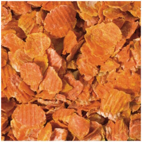 Das Foto zeigt lose Karottenflocken getrocknet