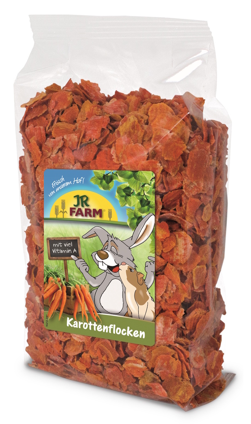Das Foto zeigt Karottenflocken in einer Plastiktüte
