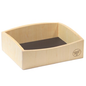 Das Foto zeigt ein Hamstersandbad aus hellem Holz mit dunklem Boden