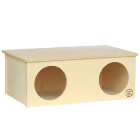 Das Foto zeigt ein Wachtelhaus mit zwei runden Eingängen und Deckel aus Holz