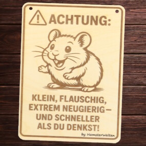 Das Foto zeigt ein Holzschild auf dem steht: Achtung: Klein, flauschig extrem neugierig - und schneller als du denkst!