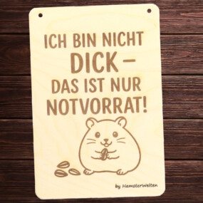 Das Foto zeigt ein Hamsterschild auf dem steht: Ich bin nicht dick - das ist nur Notvorrat!
