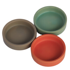 Das Foto zeigt einen Hamsternagernapf aus Keramik in verschiedenen Farben