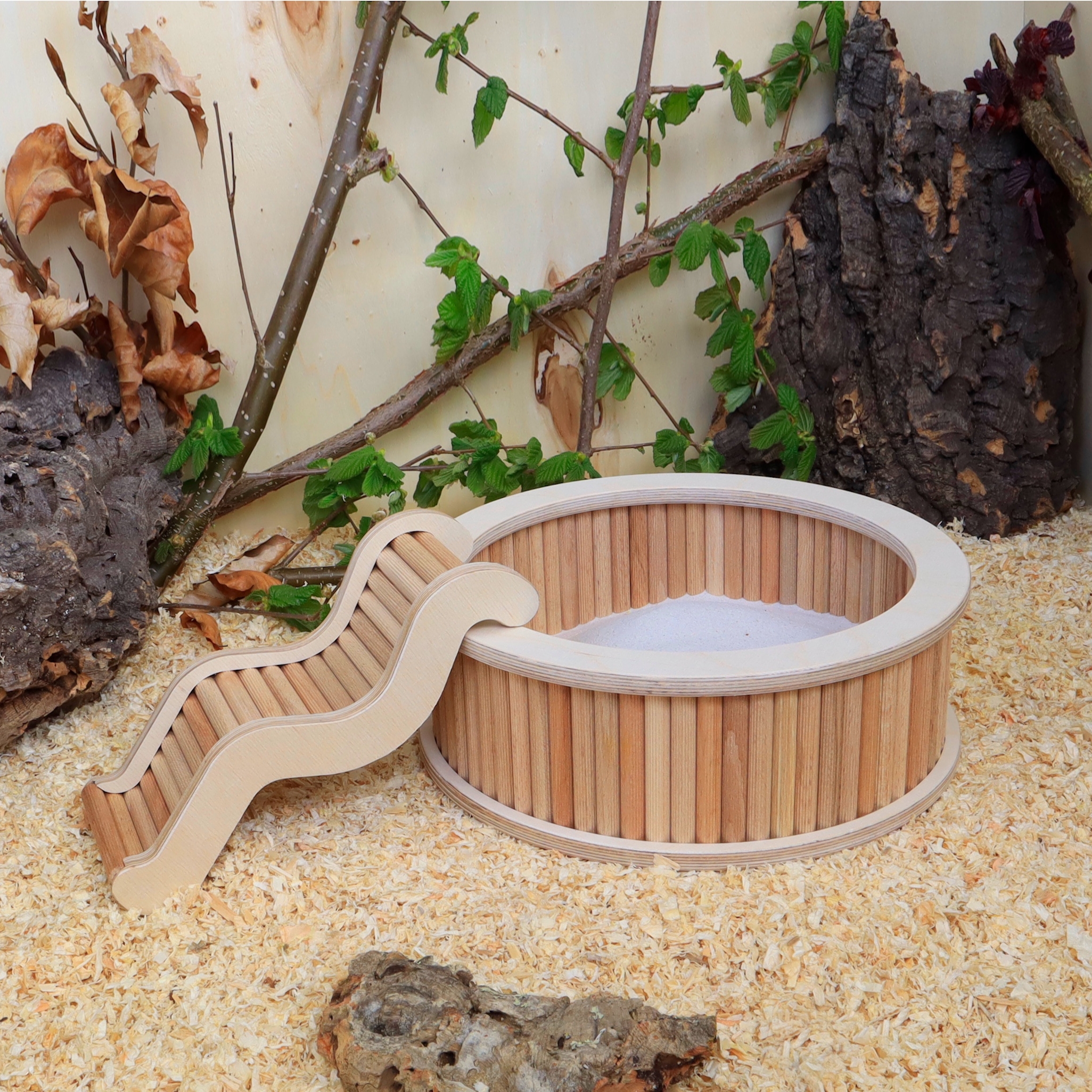 Das Foto zeigt die Hamsterleiter Würmli an einem runden Sandbad