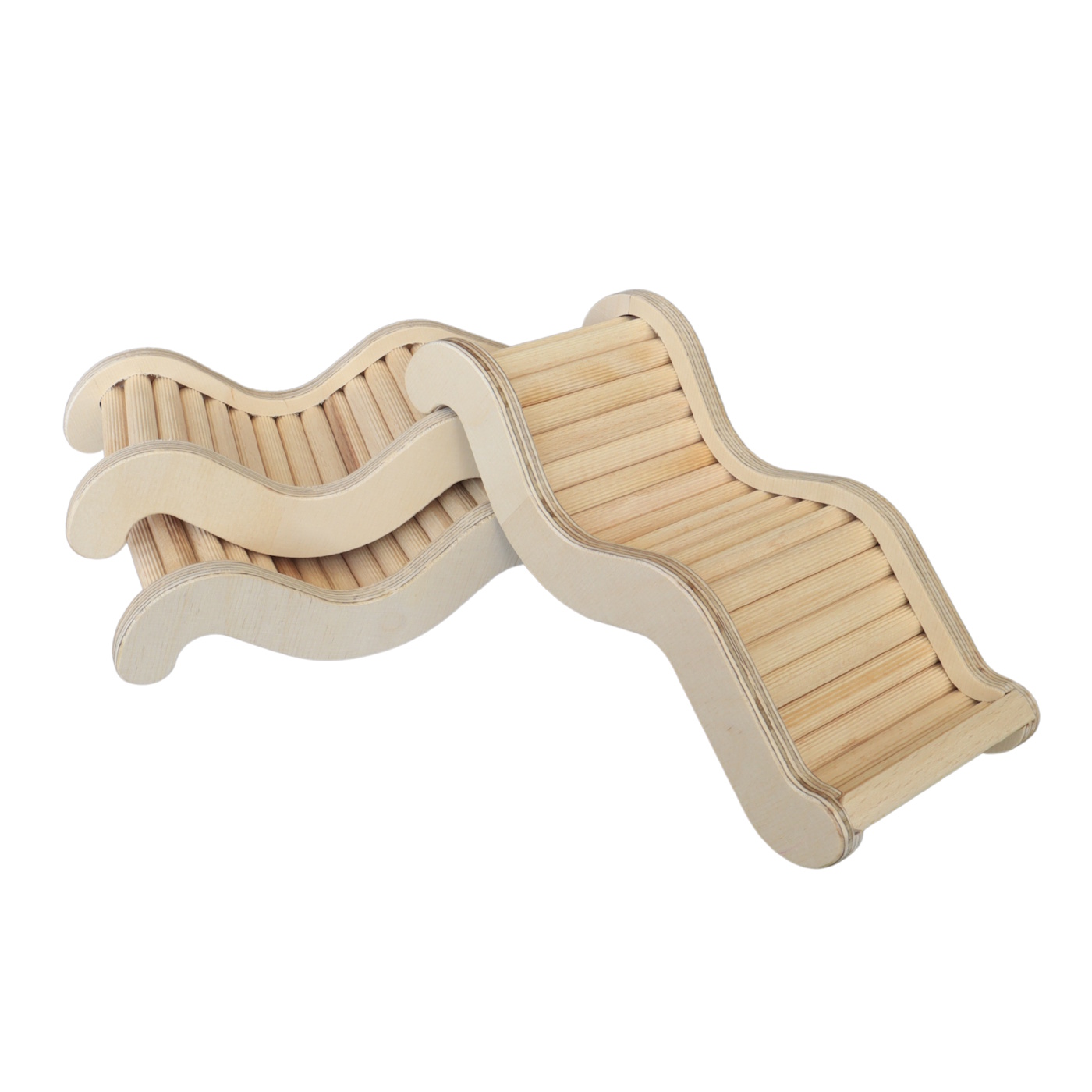 Das Foto zeigt drei fertige Hamsterleitern "Würmli"