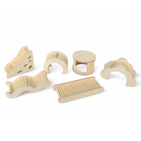 Das Foto zeigt ein Set aus Hamsterleitern, Rampen und Verstecken aus Dübeln