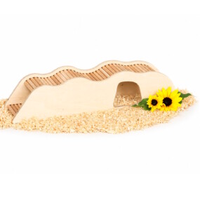 Das Foto zeigt einen großen Hamstertunnel aus Holz mit Eingangsloch