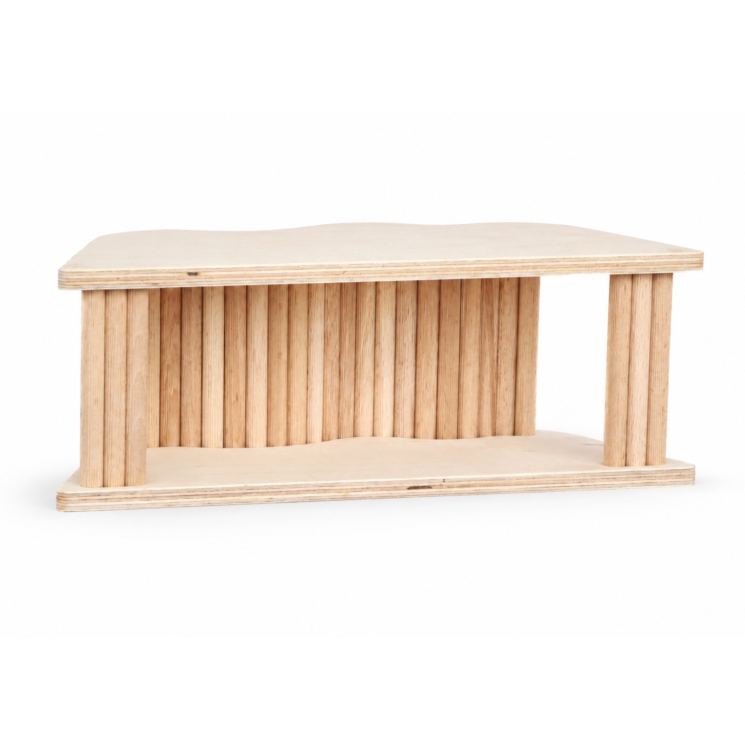 Das Foto zeigt einen Holztunnel für Hamster von unten