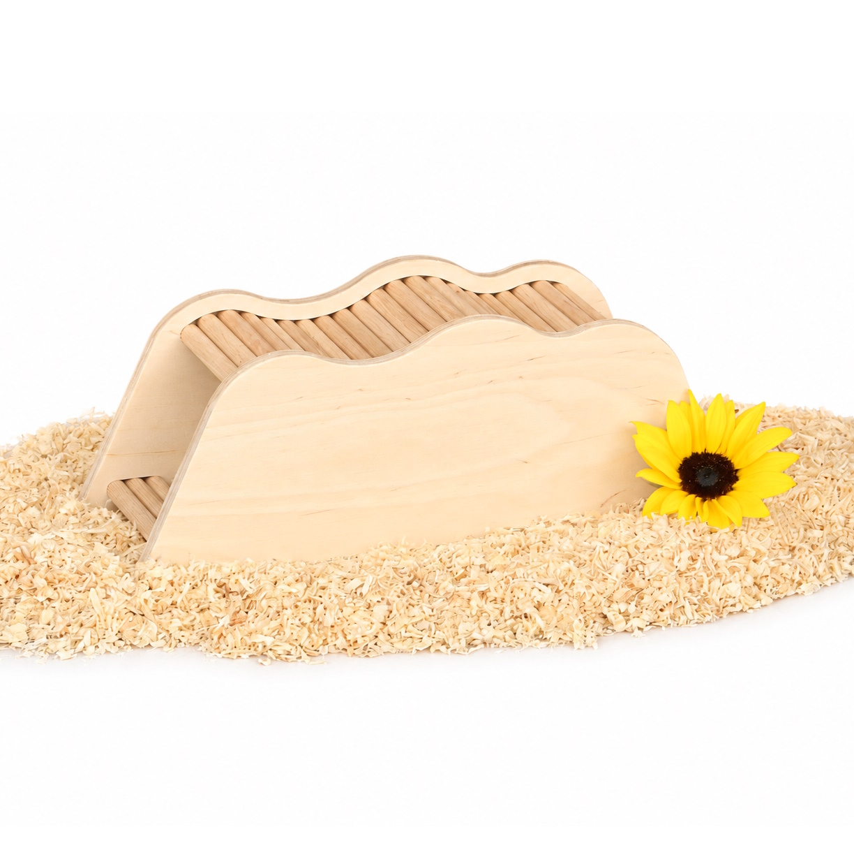 Das Foto zeigt einen geschwungenen Tunnel für Hamster aus Holz