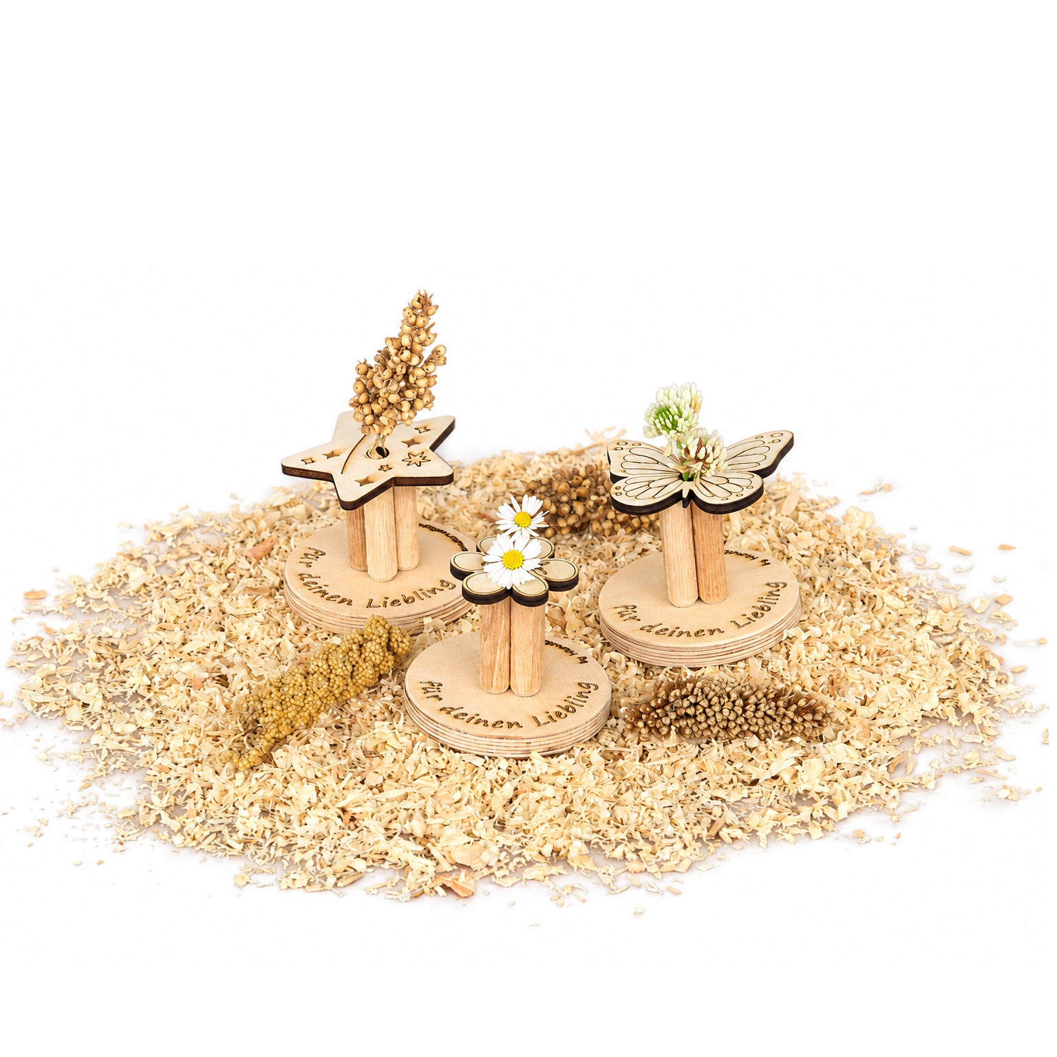 Das Foto zeigt drei Futterhalter mit Snacks für Hamster