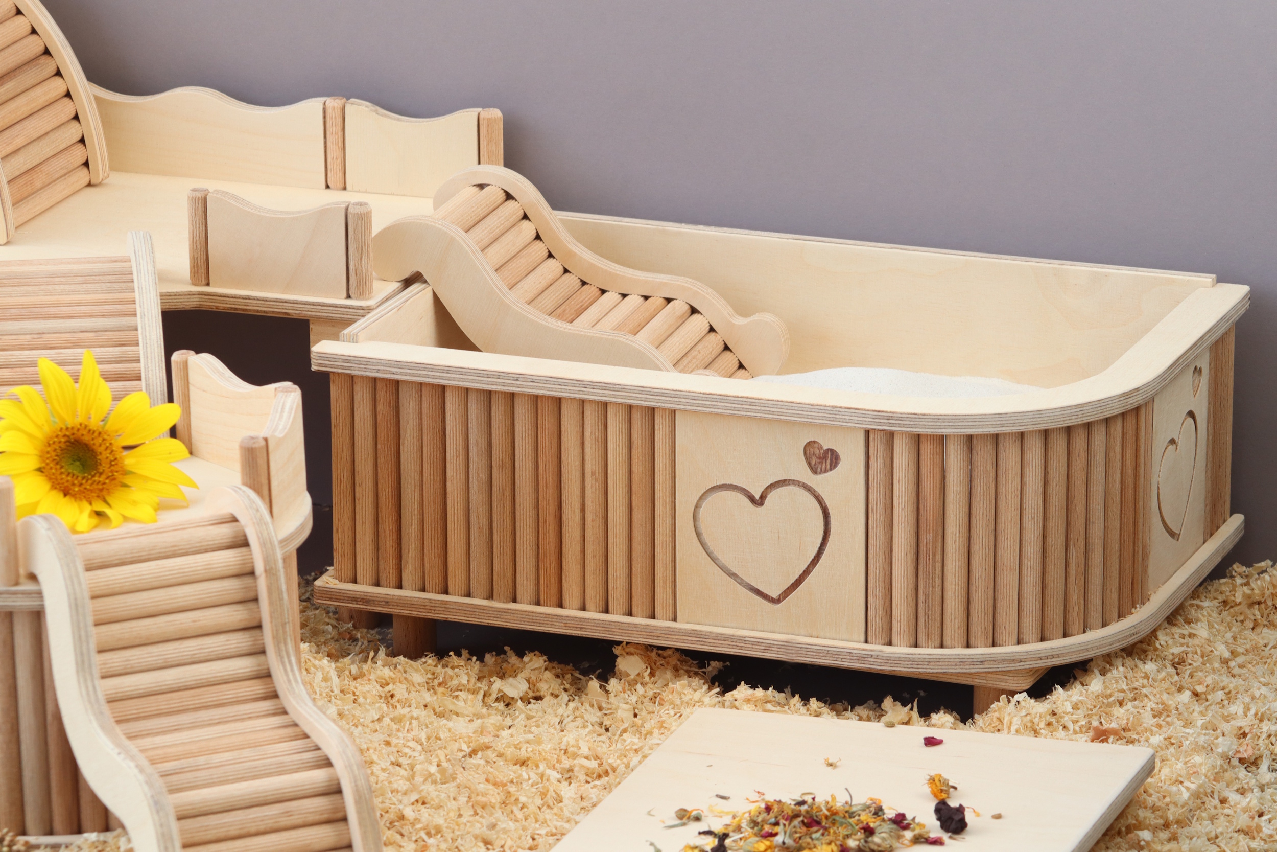 Das Foto zeigt ein Hamstersandbad mit Herzdesign